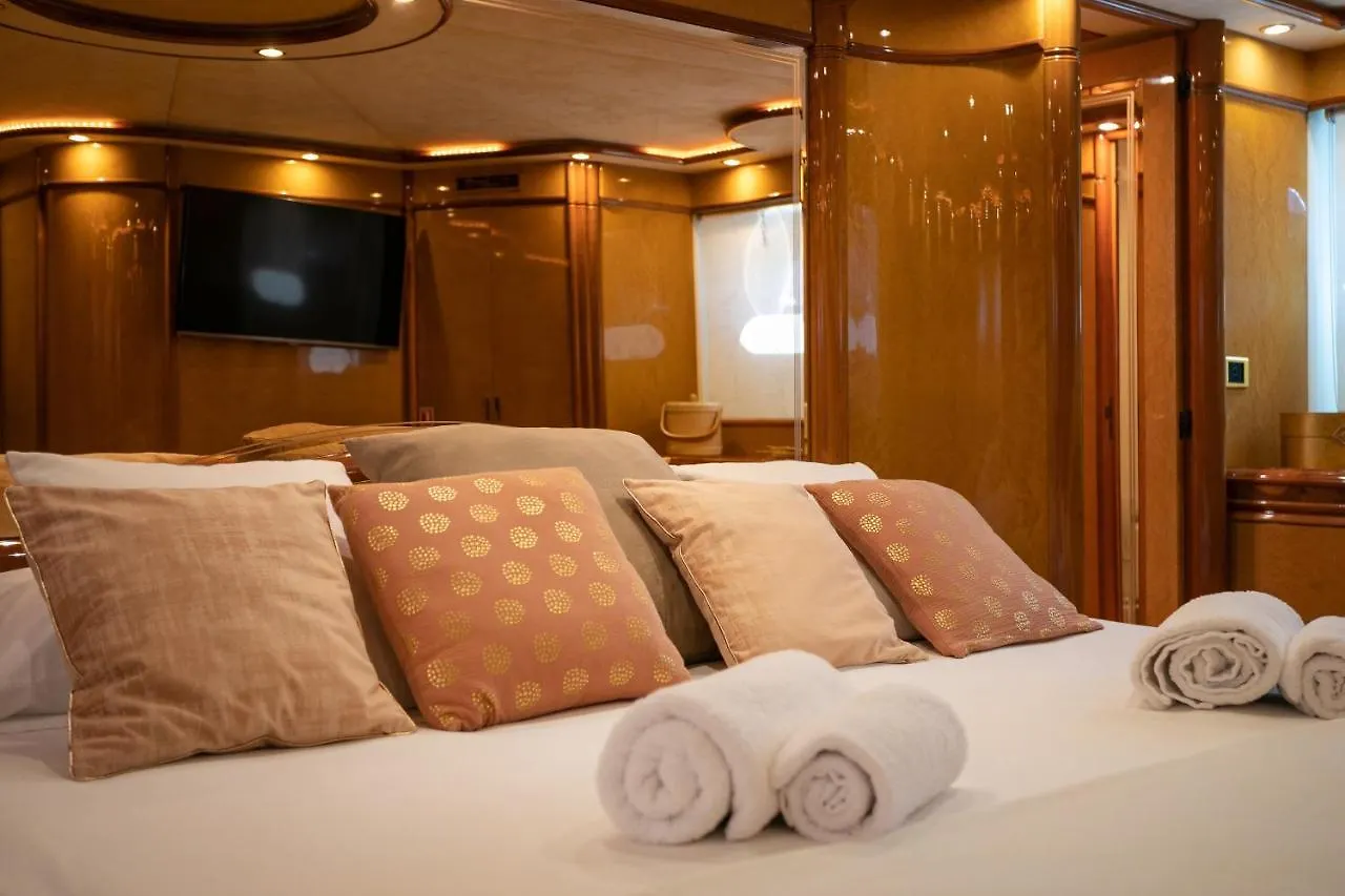 Úszó hotel Yate Presidencial Hotel Sant Adrià de Besòs