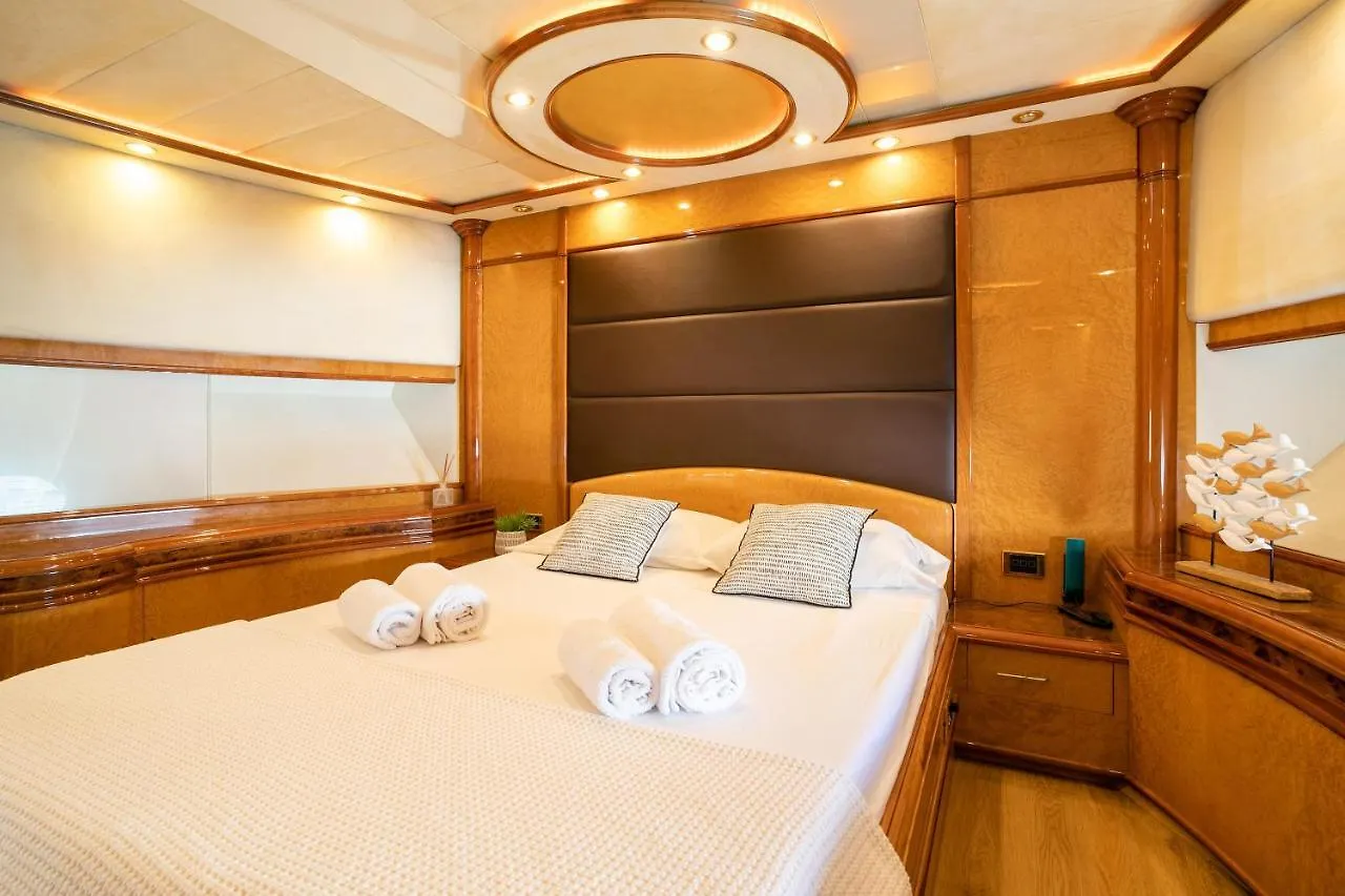 Úszó hotel Yate Presidencial Hotel Sant Adrià de Besòs