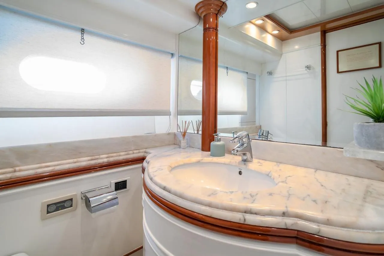 Úszó hotel Yate Presidencial Hotel Sant Adrià de Besòs Spanyolország